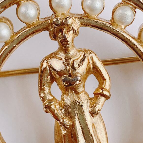 VTG Sarah Coventry Manager Award Pin Woman Faux Pearl Circle Gold Tone MC Brooch - Picture 3 of 9